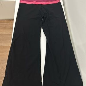 Older style black lulu leggings